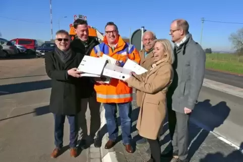 Verbandsbürgermeister Michael Zwick (links) und Susanne Ganster (Zweite von rechts) übergaben Staatssekretär Andy Becht (Mitte) 