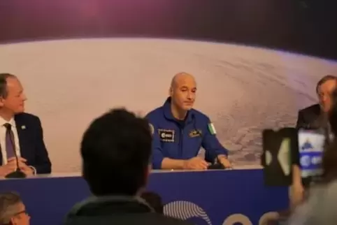 ESA-Astronaut Luca Parmitano (Mitte) bei der Pressekonferenz in Köln. Rechts ESA-Generaldirektor Jan Wörner, links der ESA-Direk