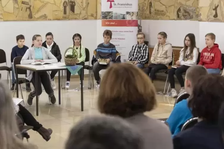 Neun Schüler hatten sich für das Finale im St. Franziskus Gymnasium und Realschule qualifiziert. Am Lesepult Marissa Theisinger 