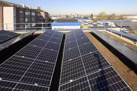 Sonnenenergie: Photovoltaik-Anlage auf dem Kantinengebäude. 