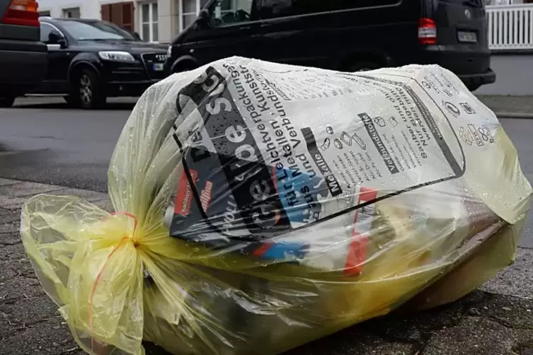 Die Gelben Säcke sorgen oft für ein unschönes Bild, egal ob in der Neustadter Kernstadt oder den Weindörfern. 