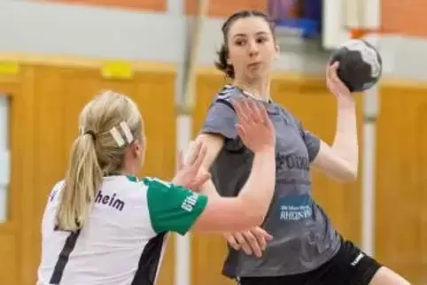 Linkshänderin Janina Baus (hier im grauen Trikot beim Wurf im Spiel gegen Bassenheim) erzielte in Osthofen einen Treffer.