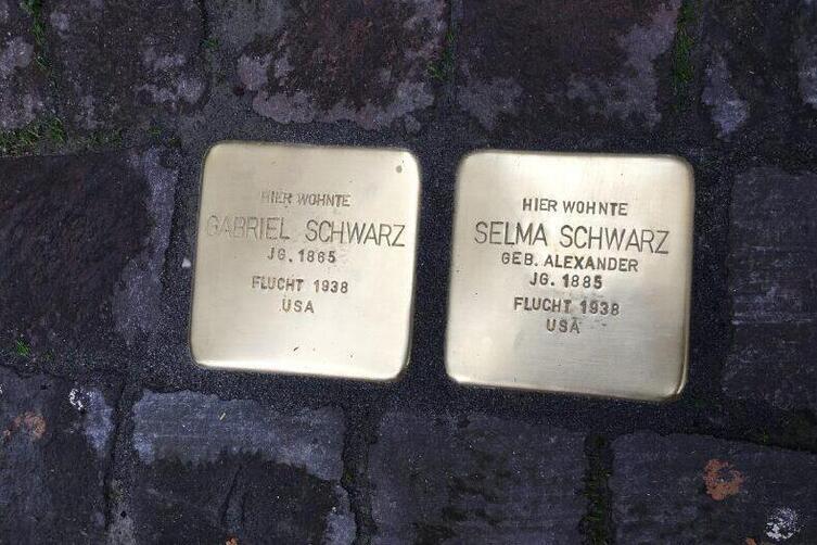 Zwei Stolpersteine erinnern an die jüdische Familie Schwarz.