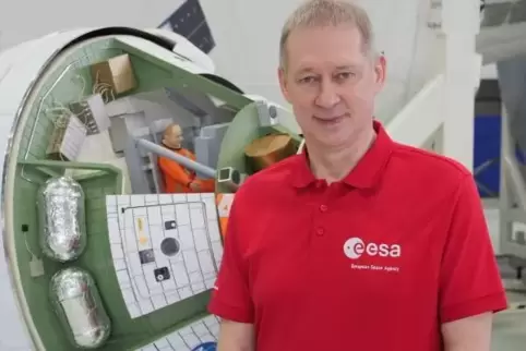 Steht vor einem Modell des Mondraumschiffs Orion: Europas Chefastronaut Frank de Winne.