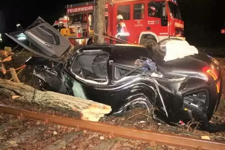 An dem Unfallfahrzeug ist die rundliche Delle vom Aufprall auf den Baum zu sehen. 