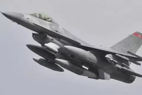 Ein US-Kampflugzeug vom Typ F-16 Falcon startet auf der Airbase Spangdahlem.