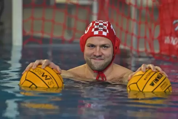 Tom Sieger vom Zweitligisten WSV Ludwigshafen spielt nicht nur gut Wasserball.