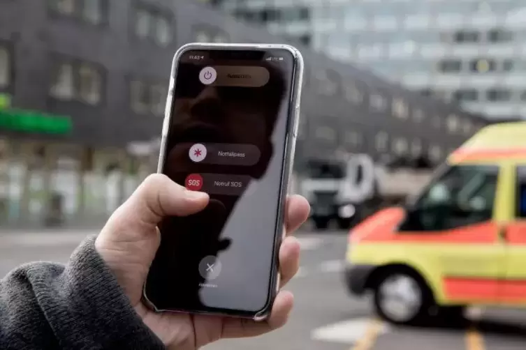 Fünfmal die Powertaste am iPhone drücken, und das Telefon schaltet in den Notfallmodus. Jetzt kann per Fingerwisch der Notruf ge