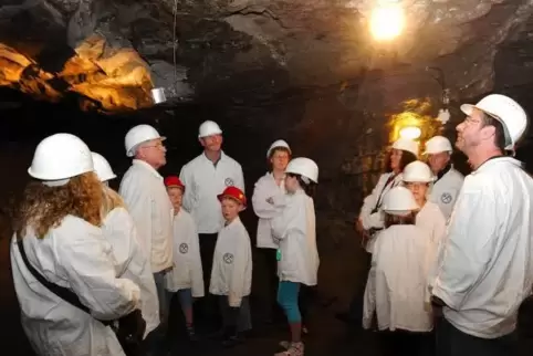 Eine Besuchergruppe im Kalkbergwerk Wolfstein. 