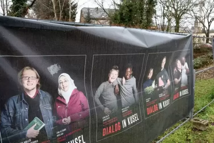 Die Aufhänger der Plakate am Großen Kreisel wurden zerschnitten.