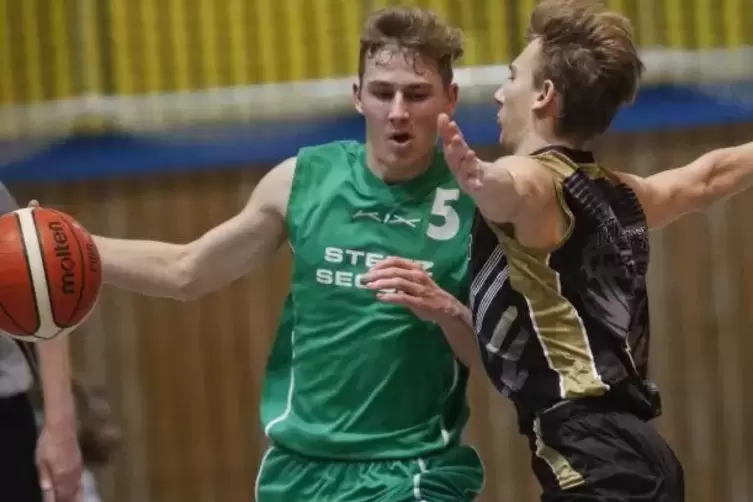 Vor knapp zwei Wochen: Derby zwischen BBC und TVK (65:77). Den Ball führt TVK-Spieler Simeon Jung, rechts Etienne Manz. 