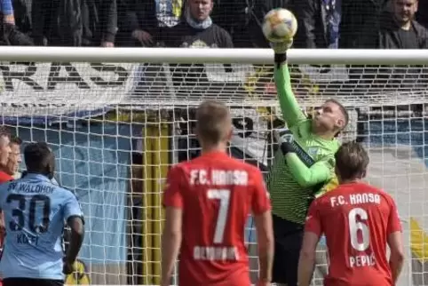 Waldhof-Keeper Timo Königsmann bei der Arbeit.