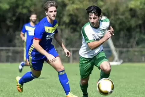 Francesco Moncada (rechts, hier in einem früheren Spiel) trägt wieder das Trikot der DJK Eppstein. 