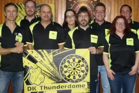 Will gerne gleich sofort mit der oberen Tabellenhälfte mithalten: das Darts-Team DK Thunderdome. 