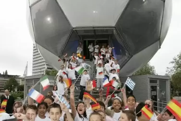 Stätte der Begegnung: Der Fußball-Globus machte 2006 auch in Kaiserslautern Station.