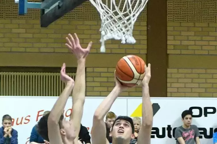 Steuerte zwölf Punkte bei: Christopher Flachs (am Ball) vom TV Kirchheimbolanden. 