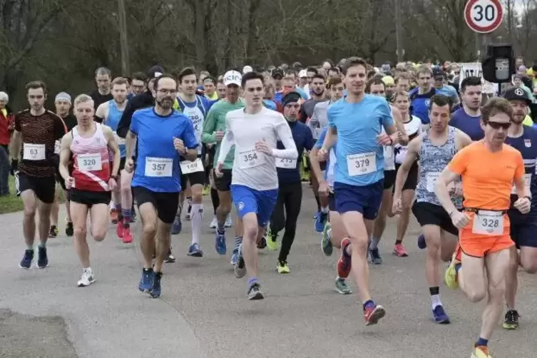 Der Monte Scherbelino wartet: Bergläuferinnen und Bergläufer beim Start an der Bezirkssportanlage Oggersheim.