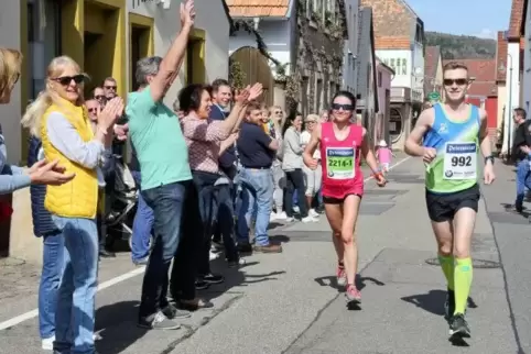 Mit Jubel werden Läufer beim Weinstraßen-Marathon in Leistadt empfangen.