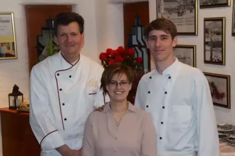 Udo Mischler übergibt zum 1. Mai das Traditionsunternehmen Landhaus Mischler, Schönau, an die neuen Besitzer Saskia und Steven B