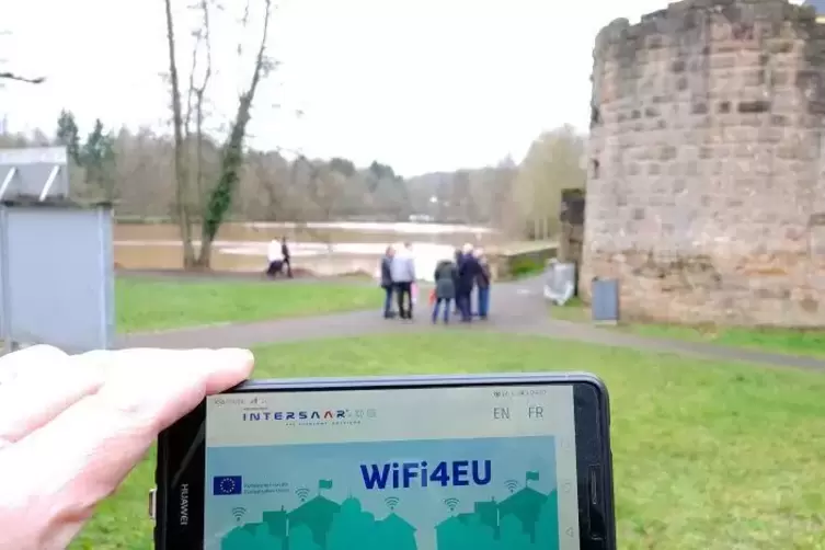 Rund um den Schlossweiher in Jägersburg gibt es ab sofort freies W-Lan. Rechts die Gustavsburg.