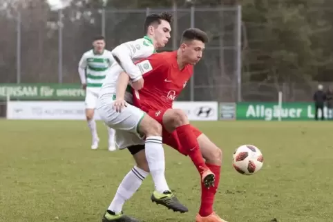 Ist wieder fit: Tom Woiwod vom FCK (rechts), hier im Zweikampf mit Greuther Fürths Matthias Löblein. 