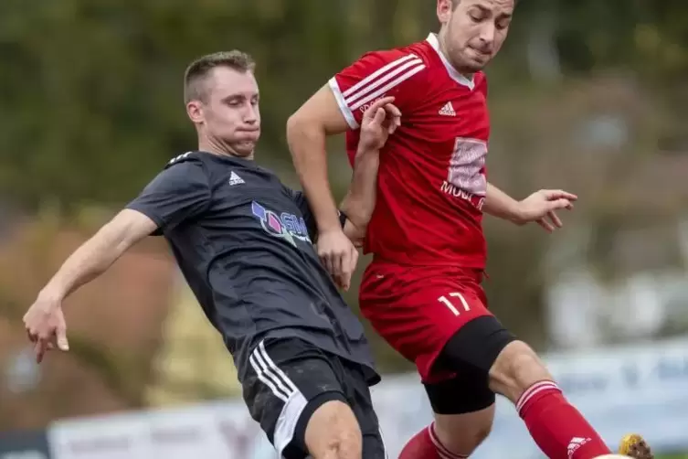 Christopher Keller (rotes Trikot, hier gegen Dominik Heyd von der SG GlanAlb) und der SV Ohmbach empfangen den SV Brücken zum Na