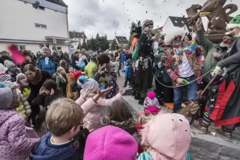 An den Brunnen gefesselt mit weißer Perücke im Hippie-Gewand: Die Hexen stellten Bürgermeister Ralf Hechler vorm Rathaus zur Sch