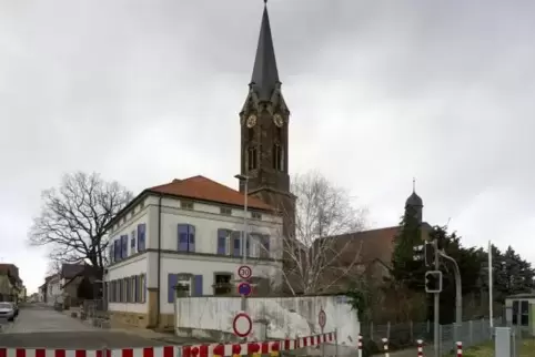 Die unmittelbare Umgebung des Lambsheimer Kirchturms bleibt vorerst gesperrt.