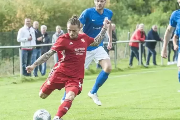 Auch Patrick Freyer (rotes Trikot) steuerte ein Tor zum 7:1-Kantersiegs des FC Queiderbach bei.