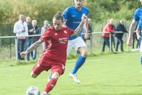 Auch Patrick Freyer (rotes Trikot) steuerte ein Tor zum 7:1-Kantersiegs des FC Queiderbach bei.