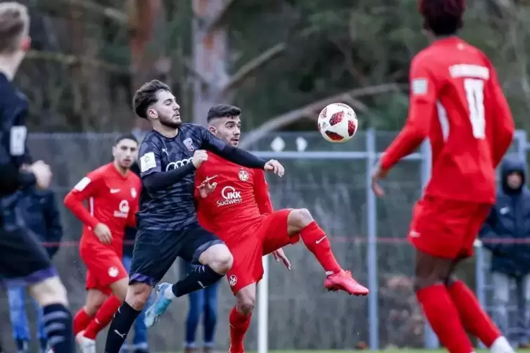 Mehmet Yildiz (rotes Trikot, Mitte), hier im Zweikampf mit Mert Sahin, verpasste einige Torchancen. 