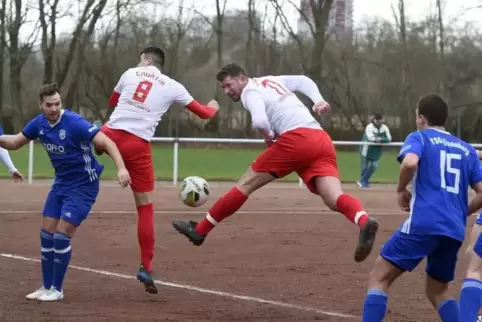 Goran Badalic (beim Kopfball) erzielte bei seinem ersten Spiel für den FC Croatia gleich ein Tor.