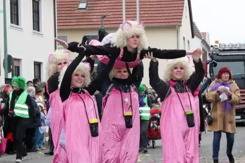 Fliegende Schweinchen gibt’s nicht? Gibt es doch! In Altrip. Die Schautanzgruppe des Karnevalvereins Wasserhinkle zieht in Rosa 