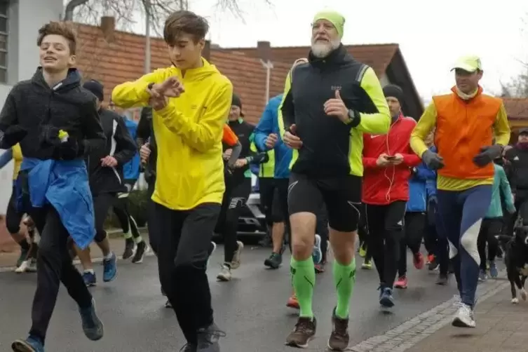 Alt und Jung stürmen beim Training für den Donnersberglauf regelmäßig den Gipfel.