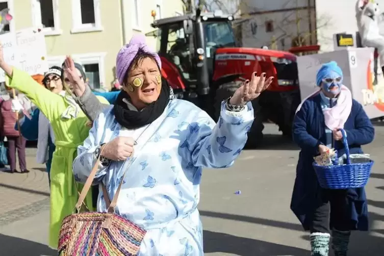 Viele Narren beteiligen sich am Faschingsumzug. Ob zu Fuß ... 