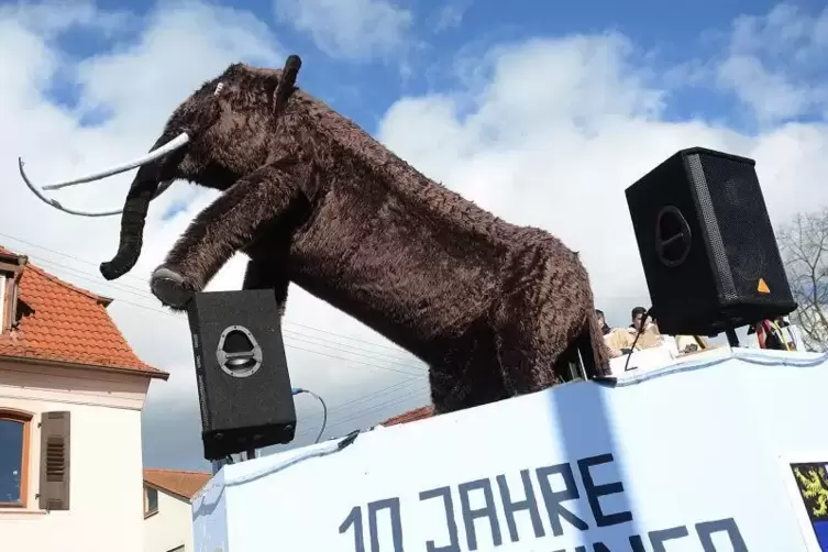 Die Elefantenfigur ragt hoch in den Himmel.