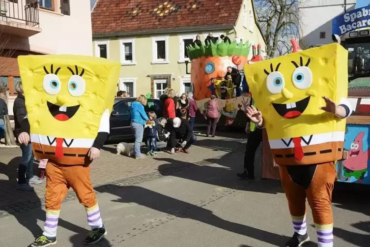 Gleich zweimal ist Spongebob Schwammkopf vertreten und tanzt vor sich hin.