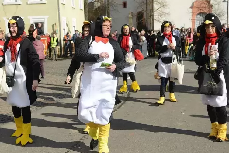 Die Pinguindamen watscheln durch die Straßen.