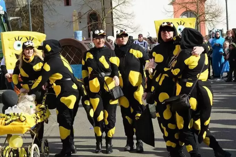 Die Salamanderfrauen sind ebenfalls unterwegs.