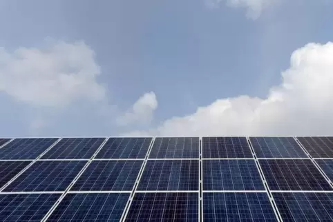 Solarpanels auf dem Dach eines Wohnhauses: Das Land unterstützt finanziell Bürger, die sich zusätzlich zu ihrer neuen Solaranlag