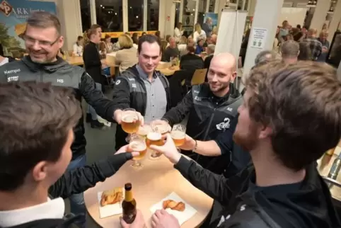 Darauf ein Pils! Die Handballer des TV Thaleischweiler bei der RHEINPFALZ-Sportlerwahl.