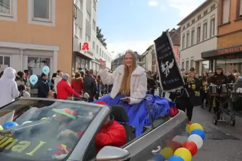 Beim Fasnachtsumzug am Dienstag war Regina Felleisen noch mit langem Haar unterwegs. 