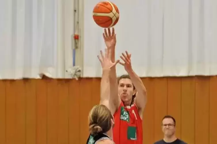 Tim Kalocai (beim Wurf) und SG-Coach Andreas Merk (im Hintergrund) wollen gegen den Tabellennachbarn aus Frankfurt punkten. 