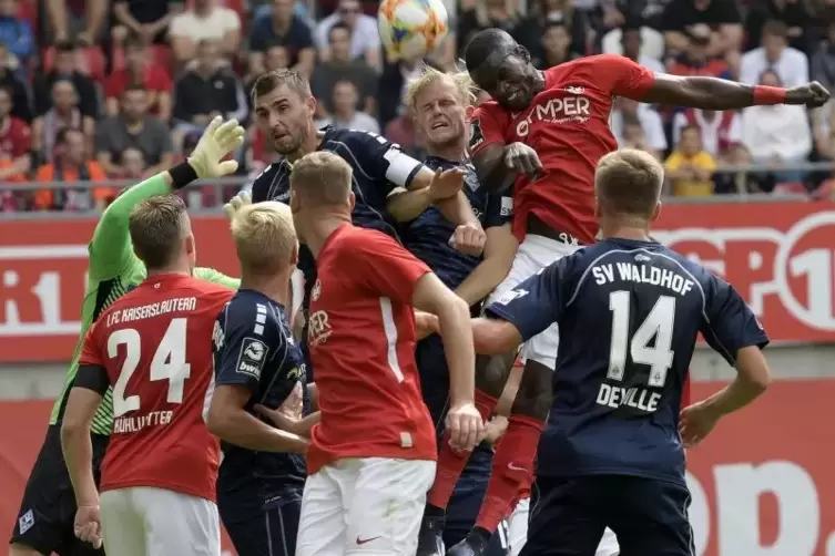 Ähnlich packende Szenen wie hier in der Hinrunde verspricht auch das Derby SVW - FCK am Samstag. Joe Matuwila (oben rechts) hat 