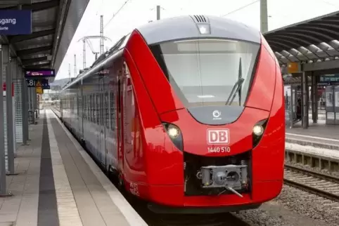 Ein Zug am Bahnhof in Kaiserslautern. 