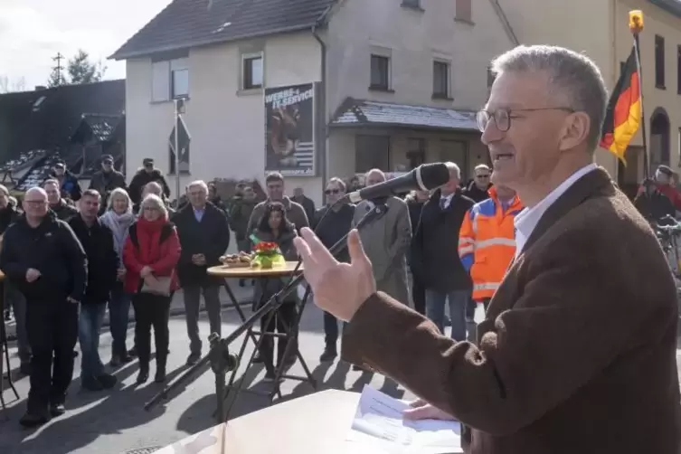 Der Leiter des Landesbetriebs Mobilität in Kaiserslautern, Richard Lutz, bei der Eröffnung der Ortsdurchfahrt, zu der zahlreiche