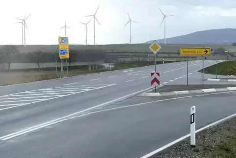 Durch den Ausbau und die Verlegung der Einmündung der L 445 von Ilbesheim her wurde die Sicherheit am Steinernen Kreuz erhöht.