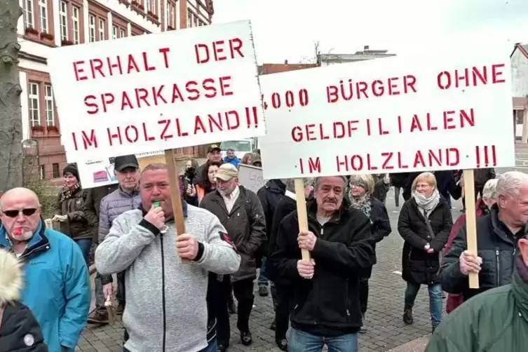 In Pirmasens forderten Einwohner der Holzlandgemeinden den Erhalt ihres Geldautomaten in Heltersberg.