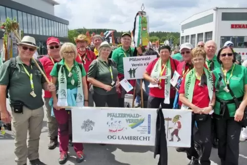 Aus Protest gegen den vom Vorstand des Pfälzerwald-Vereins beschlossenen Austritt aus dem Wanderverband erschien die Abordnung d