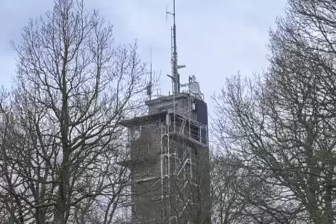 Eingerüstet: der rund 35 Meter hohe Potzbergturm. 